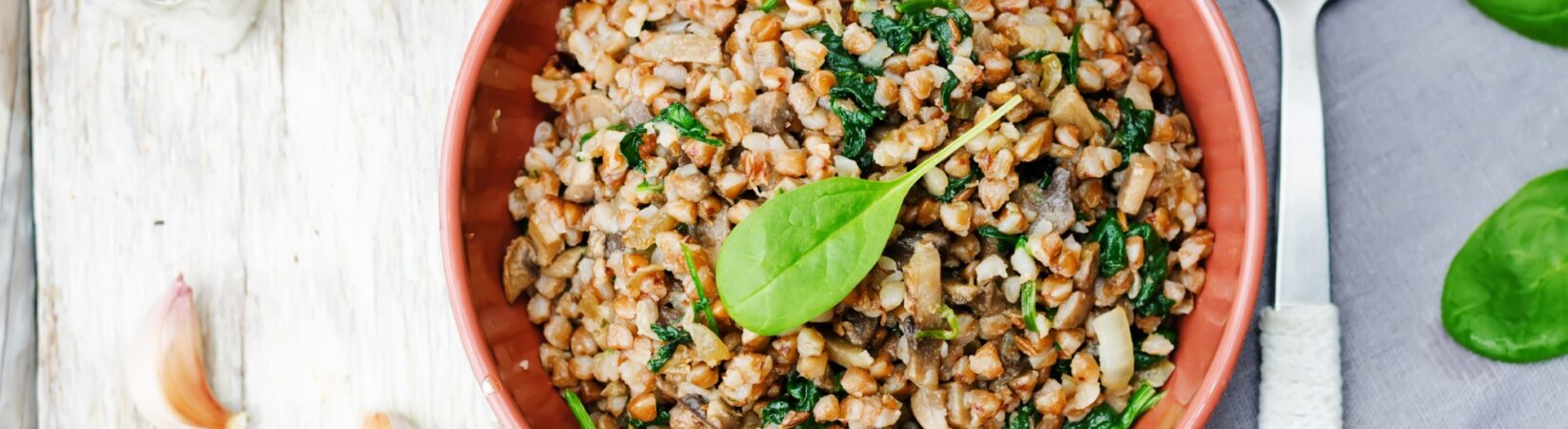 Buchweizenpfanne mit Spinat und Champignons