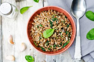 Buchweizenpfanne mit Spinat und Champignons