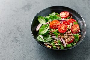 Buchweizensalat mit Tomaten, Mozzarella und Minze