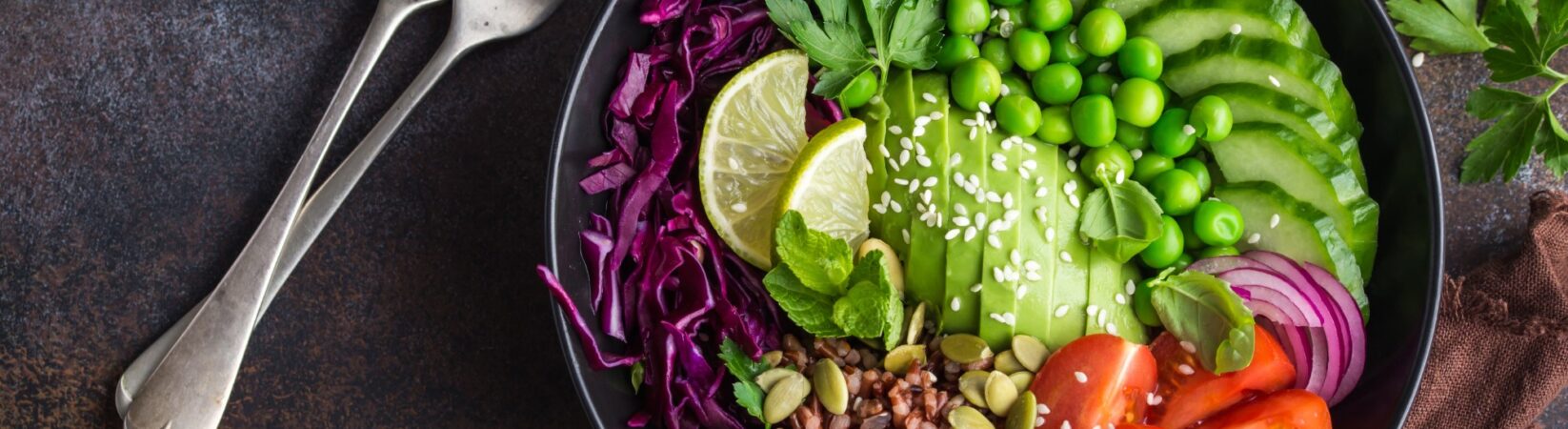 Buddha Bowl mit Buchweizen und Gemüse