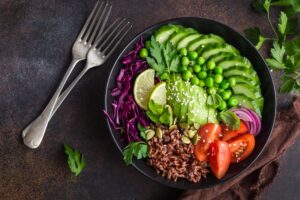 Buddha Bowl mit Buchweizen und Gemüse