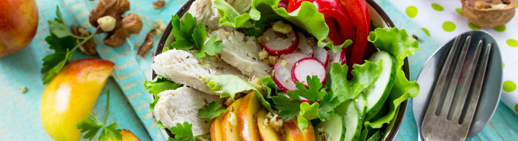 Buddha Bowl mit Hähnchenfilet, Gemüse und Walnüssen