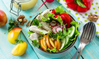 Buddha Bowl mit Hähnchenfilet, Gemüse und Walnüssen