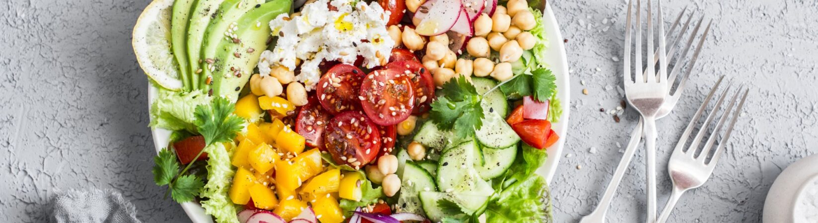 Buddha Bowl mit Kichererbsen, Avocado, Feta und Paprika