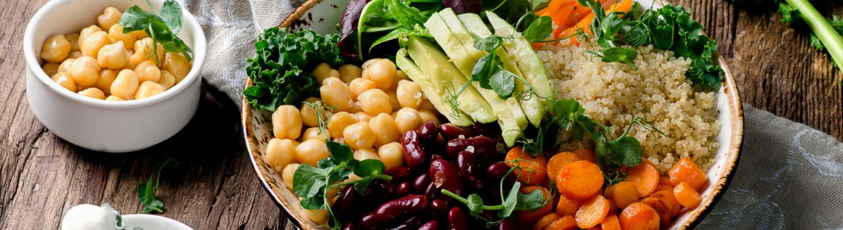 Buddha-Bowl mit Quinoa, Avocado und Joghurt-Dip