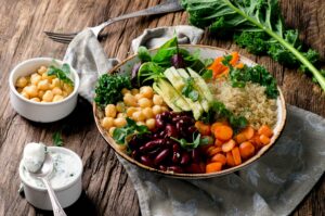 Buddha-Bowl mit Quinoa, Avocado und Joghurt-Dip