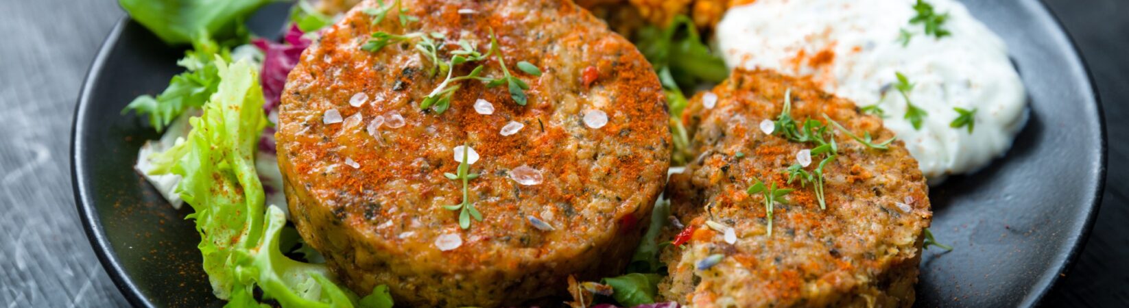 Bulgur-Patties mit Ajvar und Zaziki