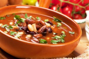 Bunte Bohnensuppe mit Tomaten und Petersilie