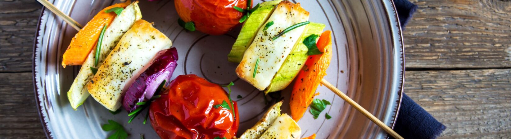 Bunte Spieße mit Tofu und Dip