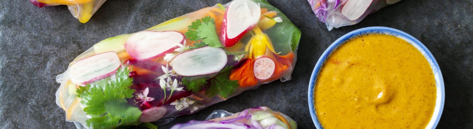 Bunte Summer Rolls mit fruchtigem Currydip