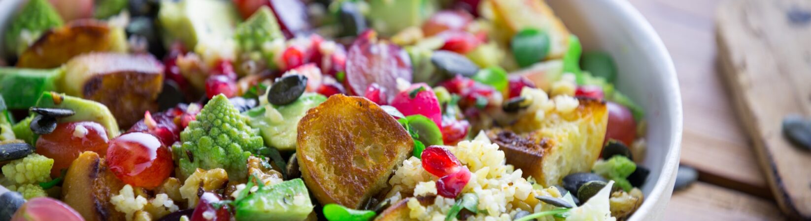 Bunter Salat mit Couscous und indischem Dressing