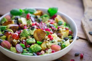 Bunter Salat mit Couscous und indischem Dressing