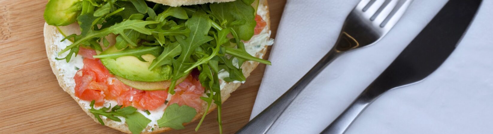 Burger mit Lachs, Avocado und Rucola