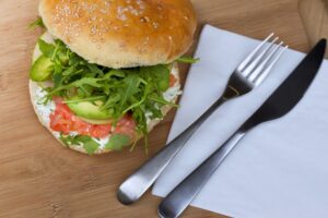 Burger mit Lachs, Avocado und Rucola