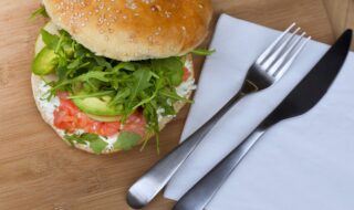 Burger mit Lachs, Avocado und Rucola Burger mit Lachs, Avocado und Rucola