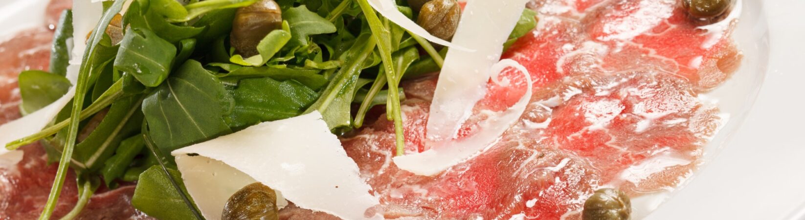 Carpaccio mit Kapern, Rucola und Parmesan