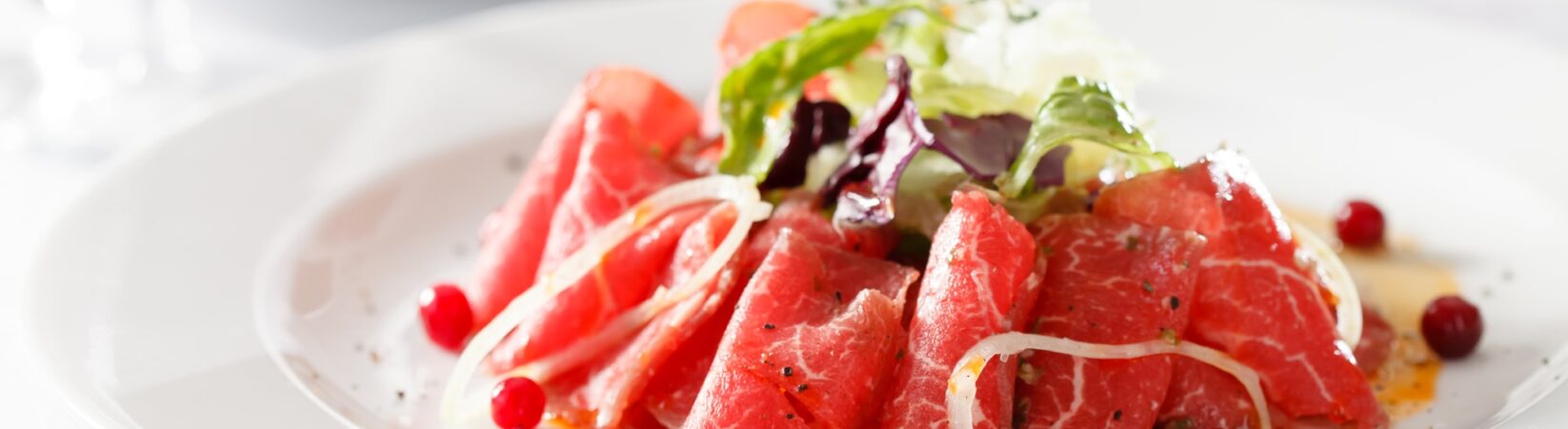 Carpaccio mit Salat