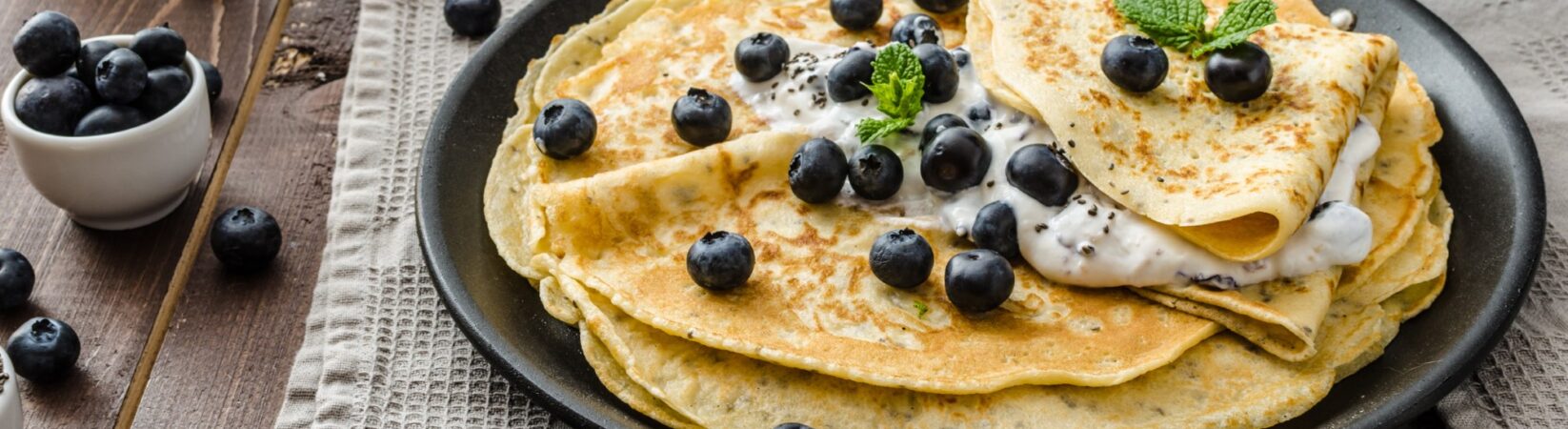 Crêpes mit Blaubeeren und Blaubeerquarkcreme