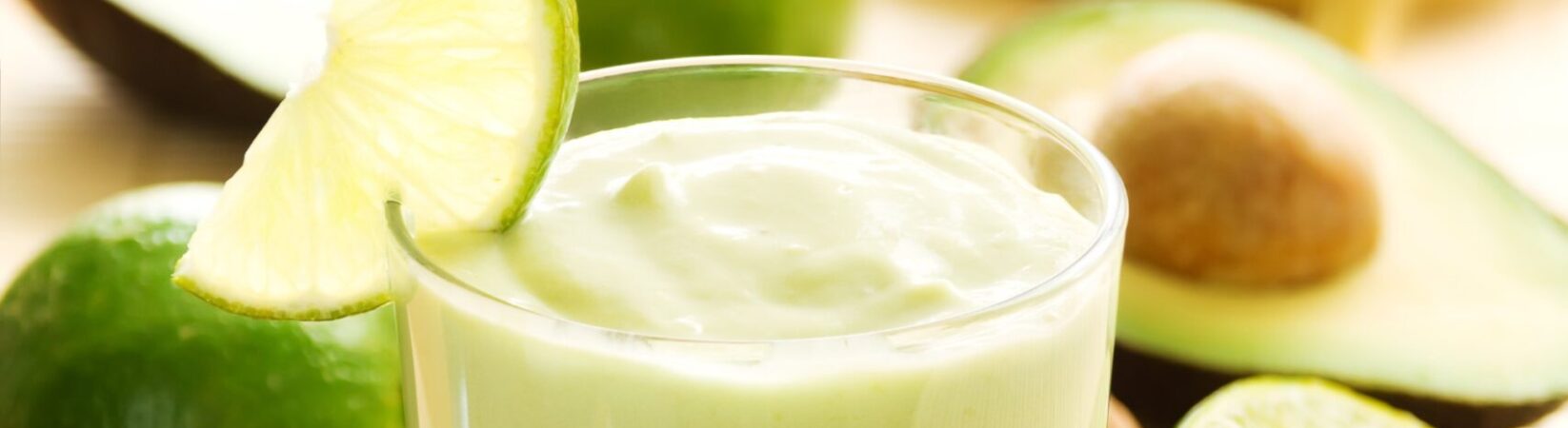 Chiasamen-Shake mit Avocado, Banane und Joghurt