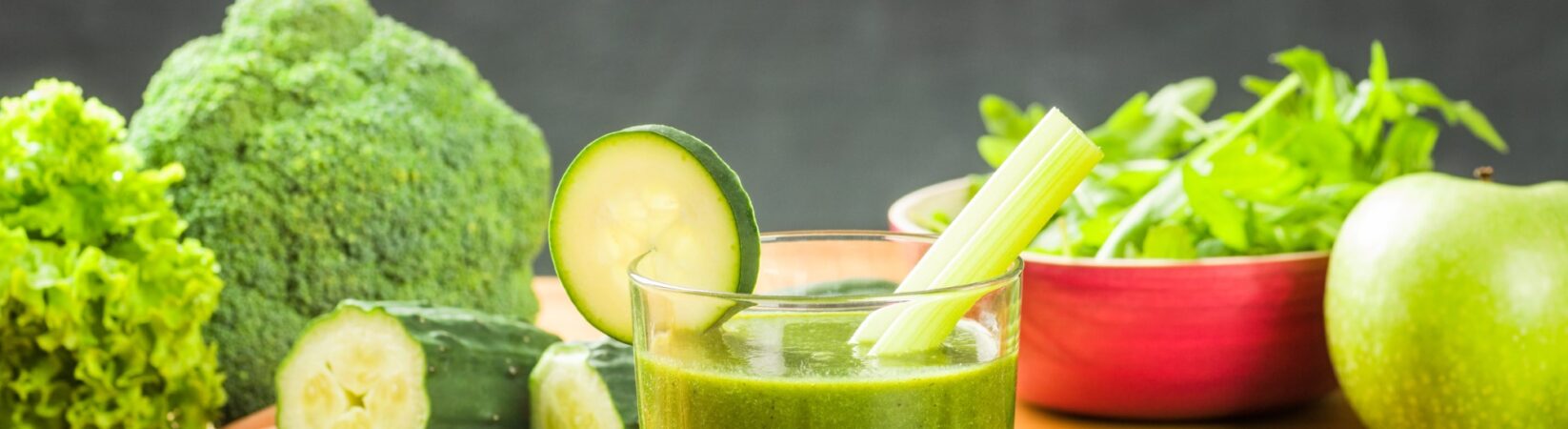 Smoothie mit Apfel, Gurke, Salat und Brokkoli