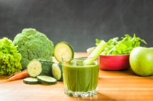 Smoothie mit Apfel, Gurke, Salat und Brokkoli