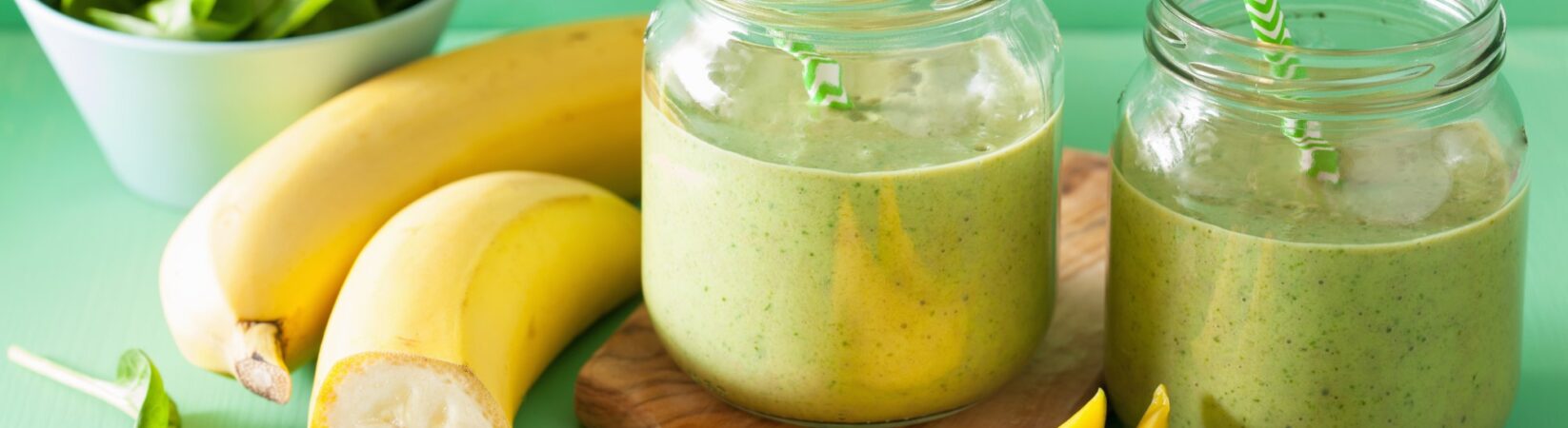 Chiasamen-Smoothie mit Banane, Mango und Spinat