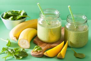 Chiasamen-Smoothie mit Banane, Mango und Spinat