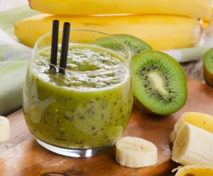 Chiasamen-Smoothie mit Banane, Orange und Kiwi