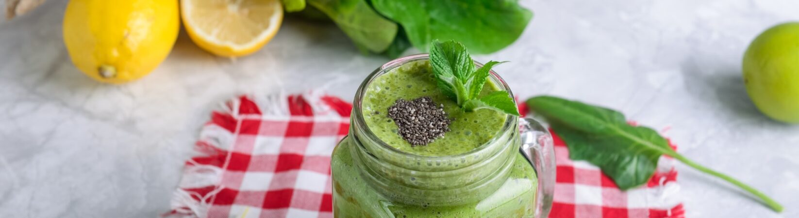 Chiasamen-Smoothie mit Banane, Salat, Spinat und Limettensaft