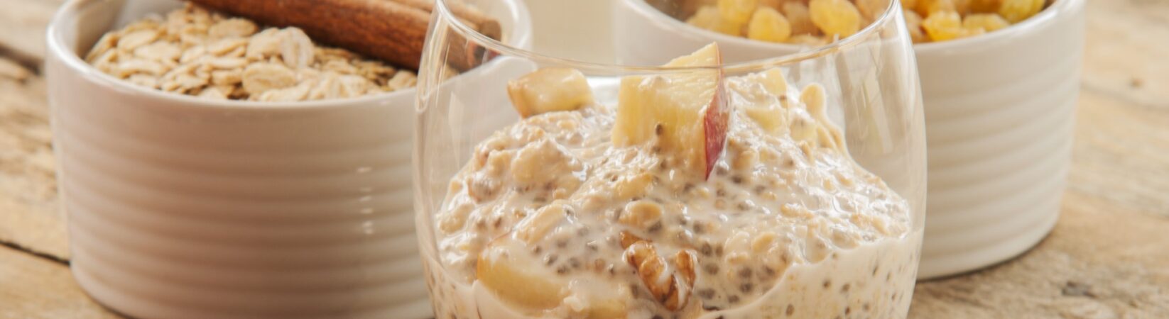 Chiasamenpudding mit Apfel, Stachelbeeren und Walnüssen