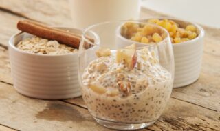 Chiasamenpudding mit Apfel, Stachelbeeren und Walnüssen