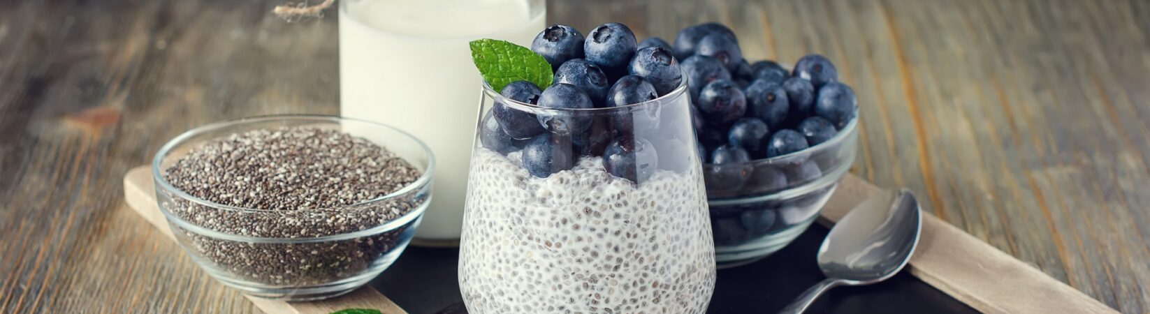 Pudding mit Chiasamen, Blaubeeren und Mandeln