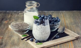Pudding mit Chiasamen, Blaubeeren und Mandeln Pudding mit Chiasamen, Blaubeeren und Mandeln