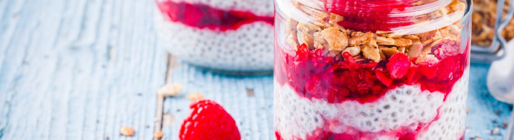 Pudding mit Chiasamen, Himbeeren und Hirseflocken