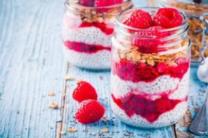 Pudding mit Chiasamen, Himbeeren und Hirseflocken