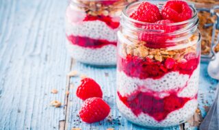 Pudding mit Chiasamen, Himbeeren und Hirseflocken