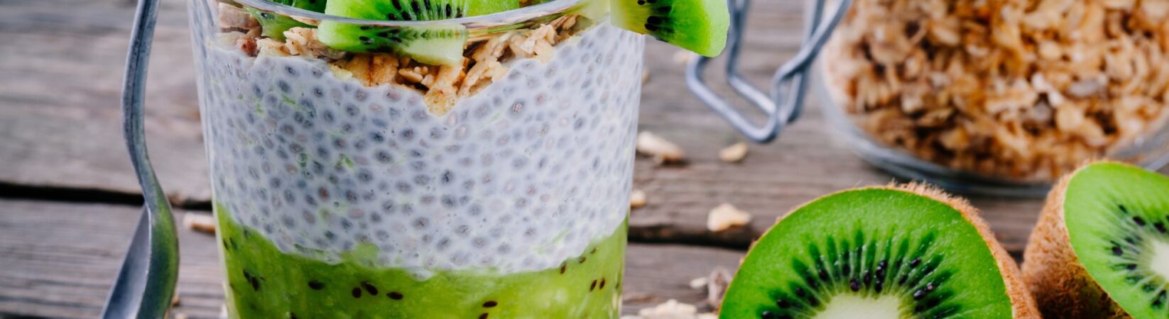 Pudding mit Chiasamen, Kiwi und Buchweizenflocken