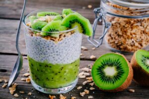 Pudding mit Chiasamen, Kiwi und Buchweizenflocken