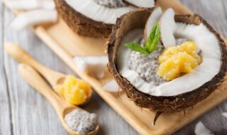 Chiasamenpudding mit Kokos und Mangopüree