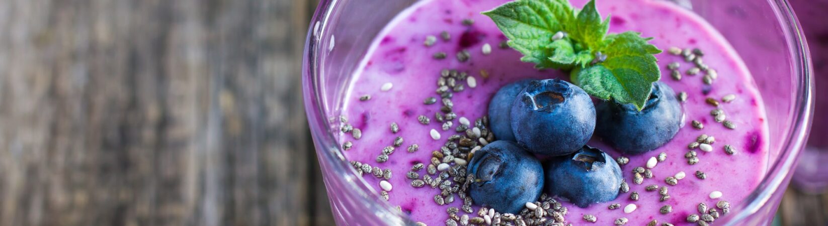 Chiasamen-Smoothie mit Trauben und Blaubeeren