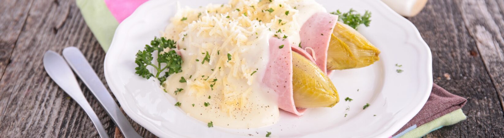 Chicoree im Schinkenmantel mit Béchamelsauce und Käse