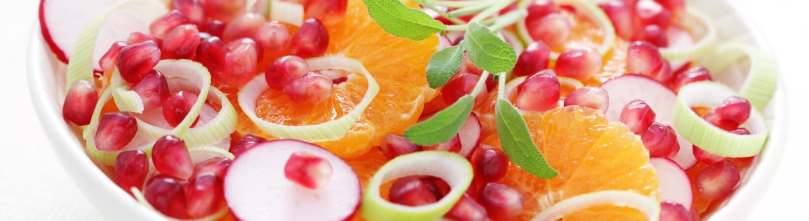 Chicoree-Salat mit Granatapfel, Orangen und Radieschen