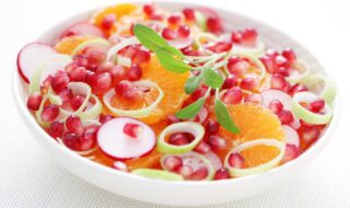 Chicoree-Salat mit Granatapfel, Orangen und Radieschen Chicoree-Salat mit Granatapfel, Orangen und Radieschen