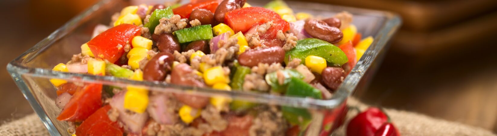 Chili Con Carne Salat mit Paprika und Tomate