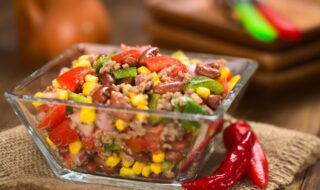 Chili Con Carne Salat mit Paprika und Tomate Chili Con Carne Salat mit Paprika und Tomate