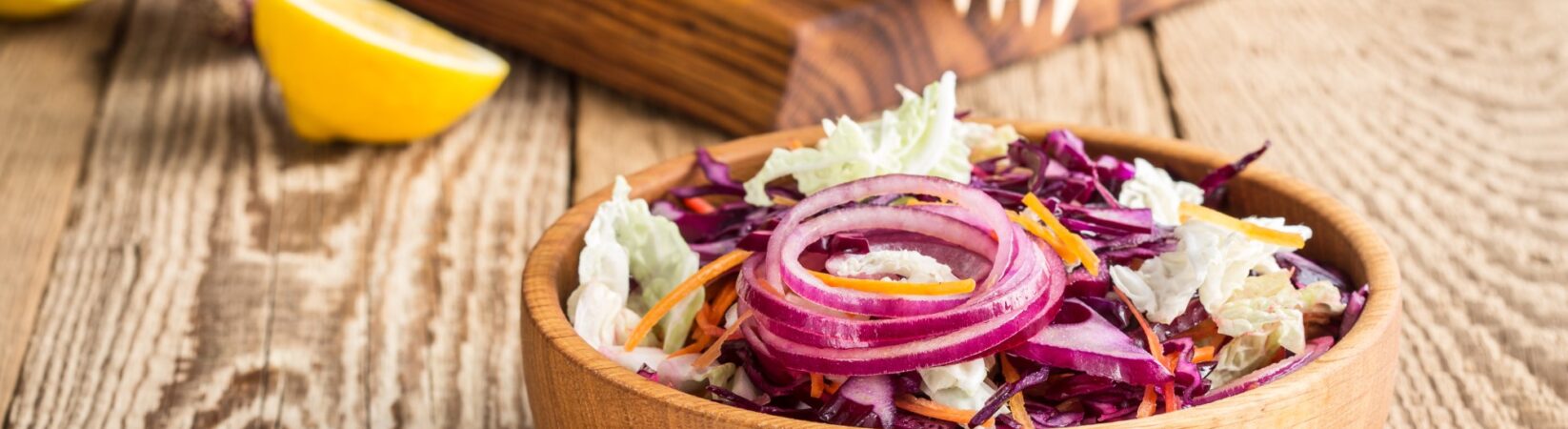 Chinakohl-Salat mit Rotkohl und asiatischem Dressing