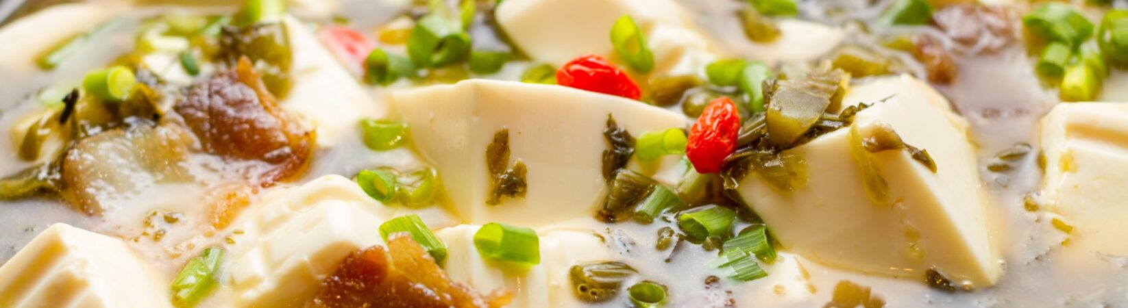 Chinesische Tofu-Suppe mit Gemüse