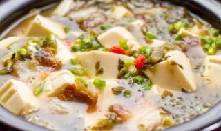 Chinesische Tofu-Suppe mit Gemüse