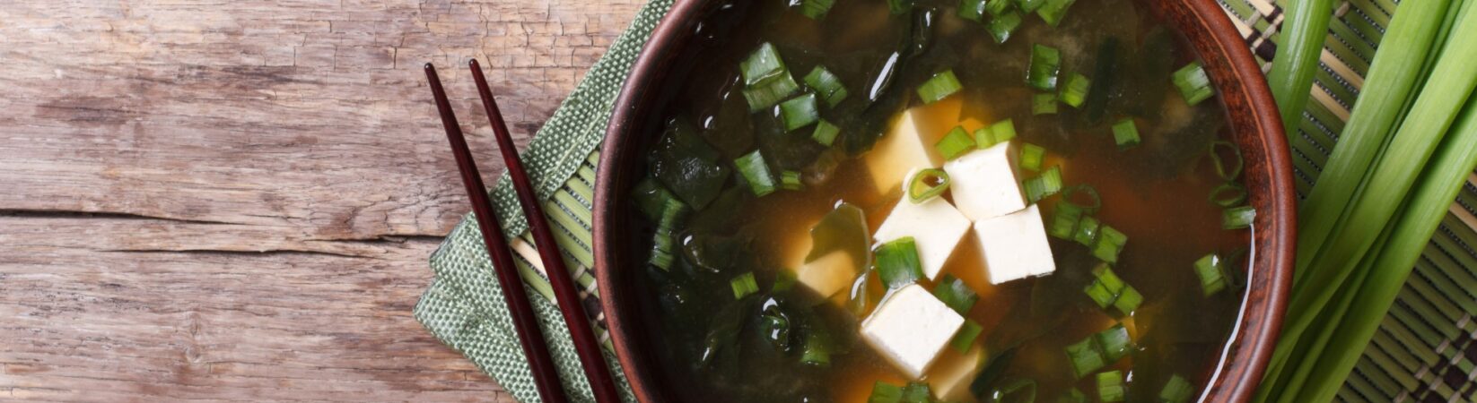 Chinesische Suppe mit Tofu