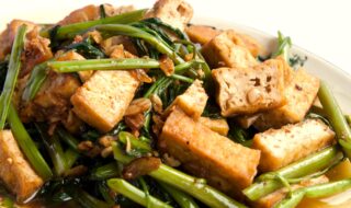 Chinesisches Tofu-Gericht mit Bohnen